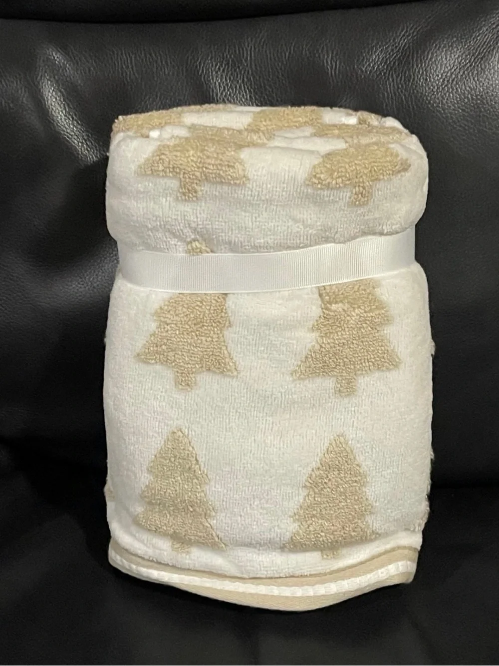 CARO HOME, Christmas Tree Hand Towels, Set of 2 - Christmas Trees Hand Towels